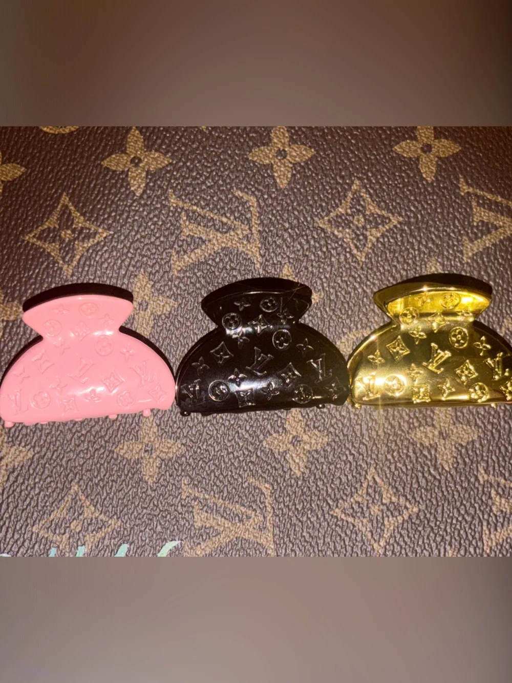 🆕•💖💛🖤 3X LV Claw Clips 👧🏻👩🏾‍🦱👩🏻‍🦰👱🏽‍♀️